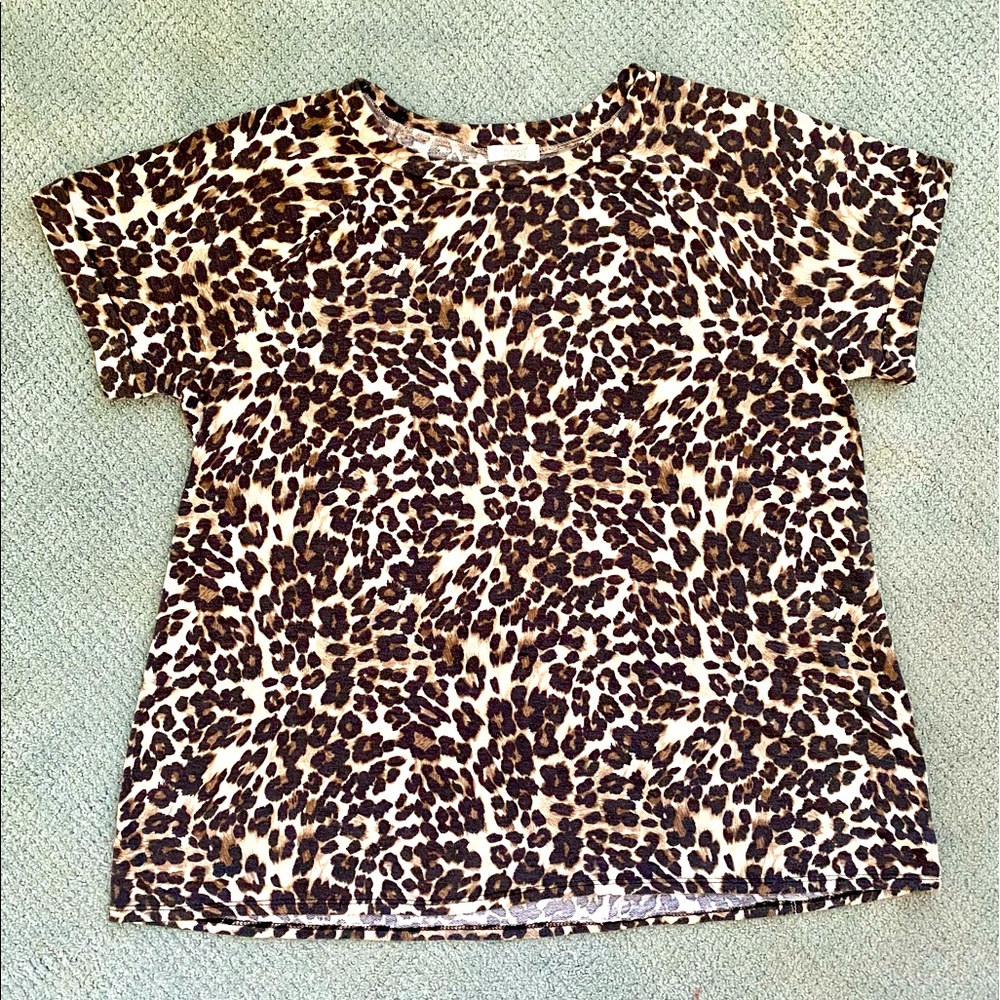 Adorable OBBI animal print top! Super soft material, in brand new condition!🖤🤎